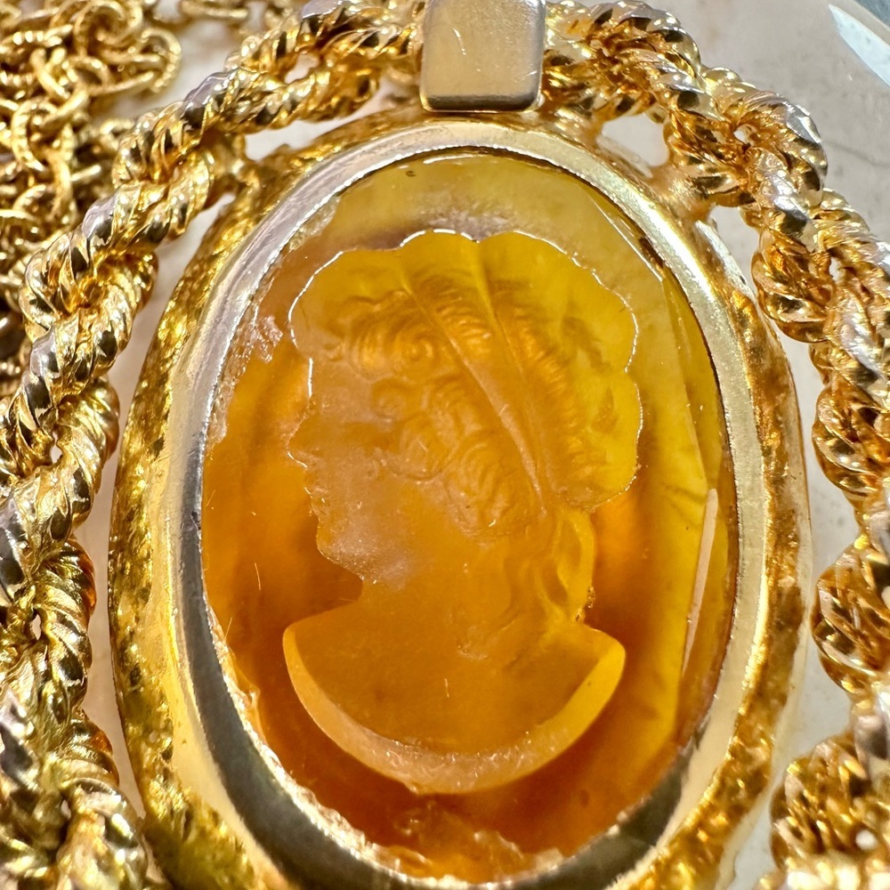 Vintage Amber Colored Glass Reverse Intaglio Cameo Pendant Gold Tone Necklace - Picture 6 of 6